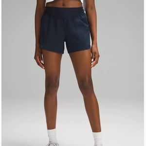 LULU LEMON HOTTIE HOT SHORT 4 INCH